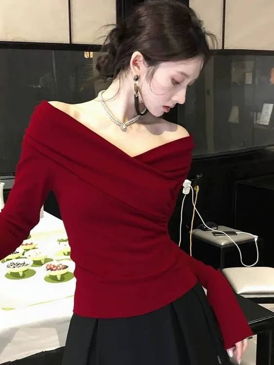 晚宴场合法式红色露肩v领打底衫女内搭设计感长袖t恤绝美上衣冬