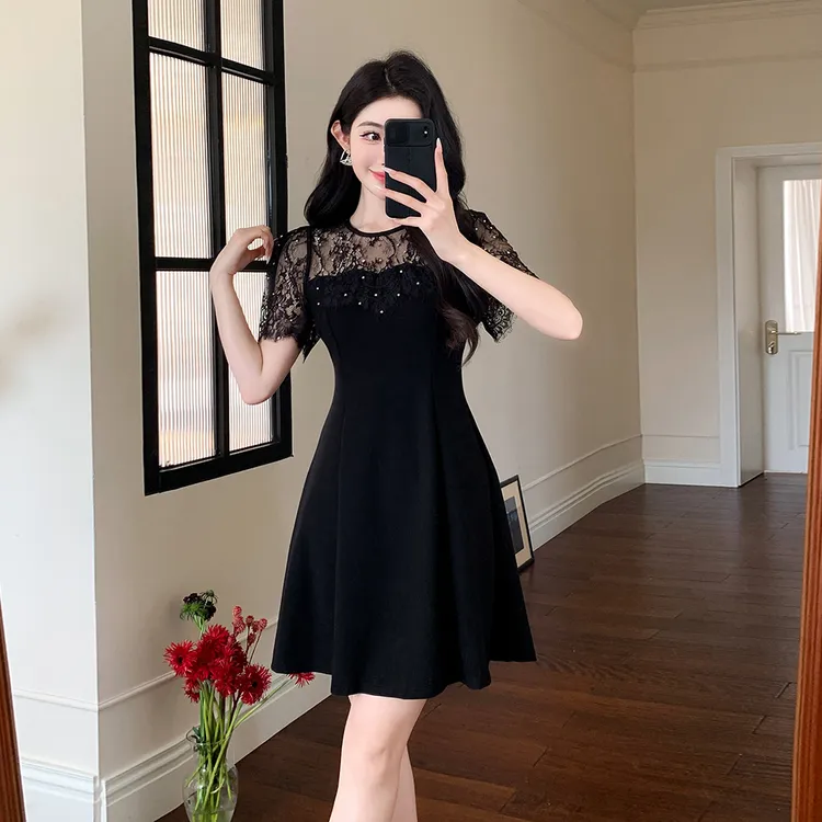 夏季新款法式小黑裙名媛气质圆领蕾丝烫钻拼接黑色收腰显瘦连衣裙