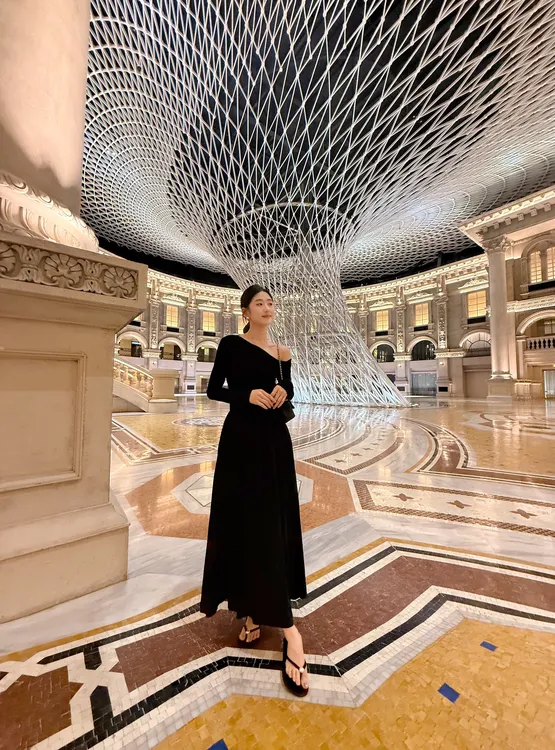 2025秋季法式斜肩长袖连衣裙显赫本风显瘦气质大裙摆裙子中长款