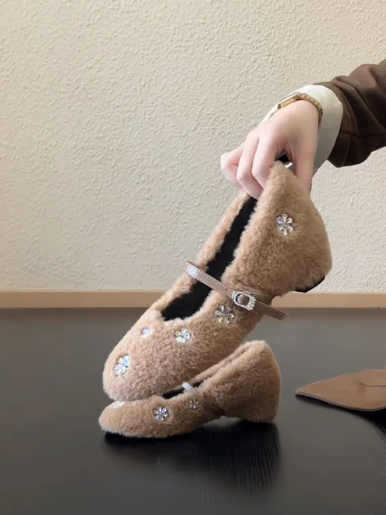 Pokoy-4cm设计感圆头水钻花朵一字带毛毛鞋内增高浅口单鞋