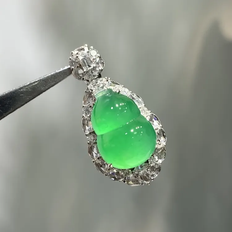翡翠高冰葫芦，正阳绿 厚度卡6 ，18k金镶嵌