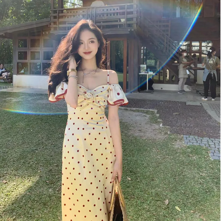 法式复古高级感2025春季新款波点吊带连衣裙气质显瘦度假风长裙女