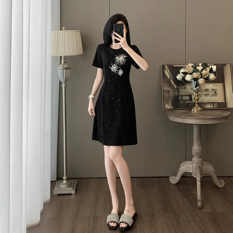 满天星闪钻黑色连衣裙女夏季显瘦气质小黑裙休闲外出洋气裙子