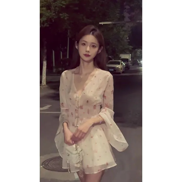 2025夏季新款气质法式复古超仙V领碎花雪纺连衣裙喇叭袖短裙