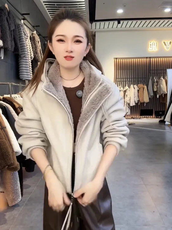 皮毛一体短外套女2025冬季新款时尚显瘦两面穿连帽加厚保暖上衣潮