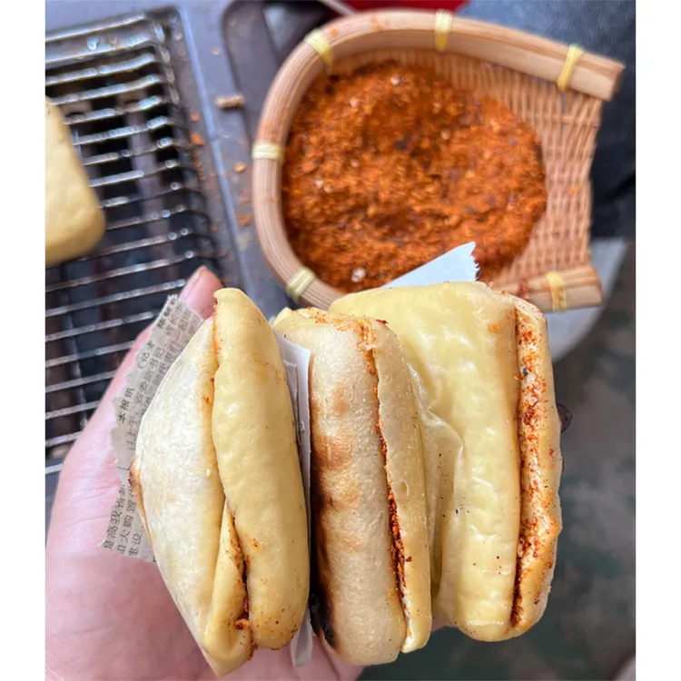 贵州街边烤豆腐大片臭豆腐豆腐干夹心辣臭豆腐烙锅豆腐送辣椒面