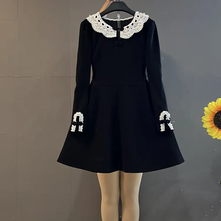 秋冬新款法式复古蕾丝镂空娃娃领收腰显瘦A字版小黑裙