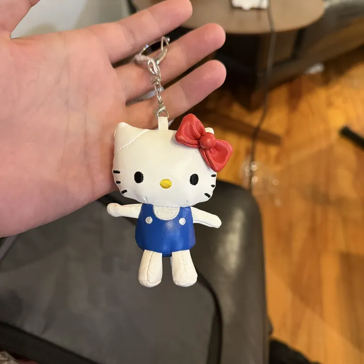 【新款限定】Hello Kitty ME%联名 白蓝皮Kitty钥匙扣玩偶