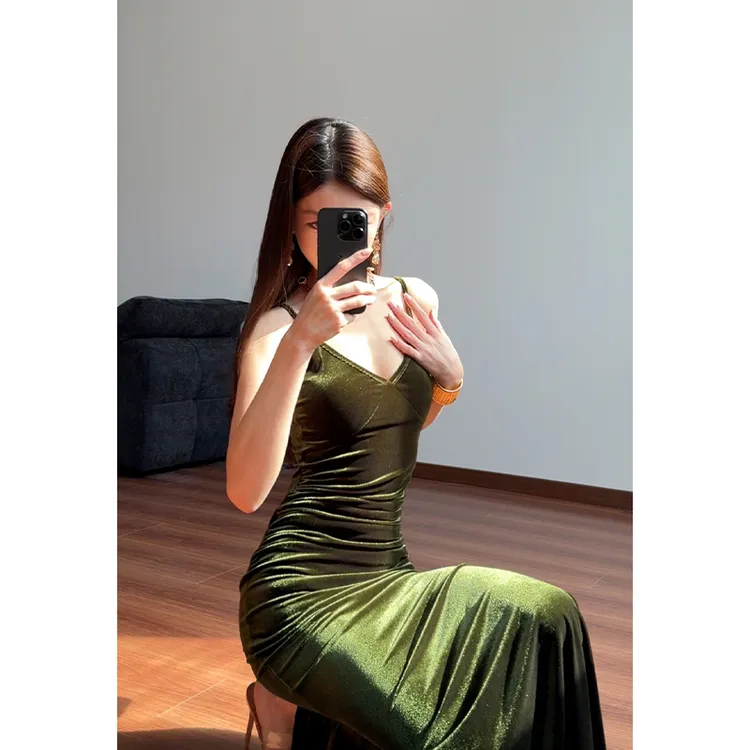 法式设计感后开叉丝绒吊带连衣裙女秋冬辣妹性感显瘦包臀鱼尾长裙