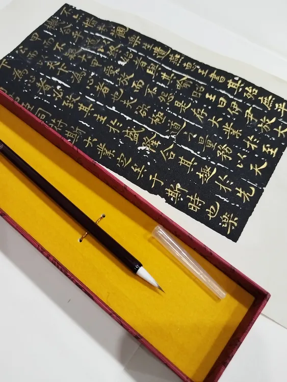 羊毫小楷，出锋（1.8CM）口径（0.5cm）紫红色笔杆，单支礼盒装。
