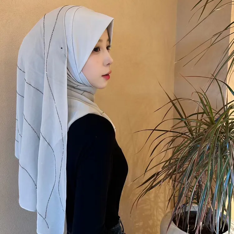 简约风高密度水波纹烫钻绕巾