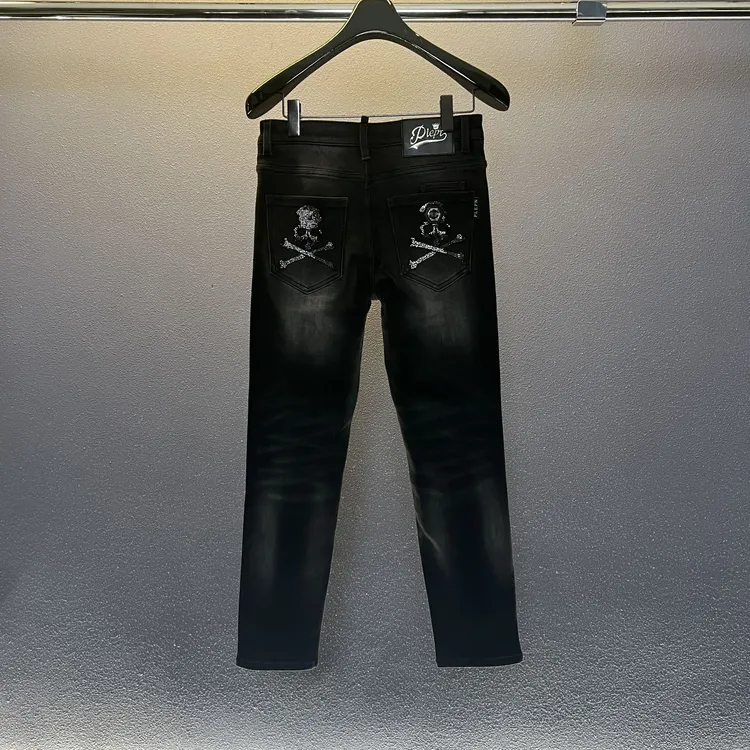 PLIPHPP PLEPN秋冬新款烫钻黑武士骷髅头男士修身牛仔裤9901