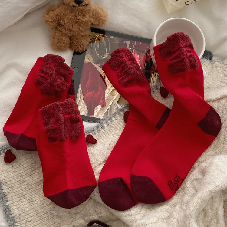 红色本命年喜庆中筒袜子女秋冬卡通礼盒新年转运百搭棉袜情侣款