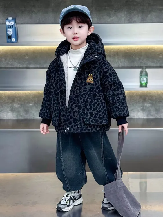 男童秋冬加绒外套2025新款酷帅儿童豹纹连帽棉衣男宝宝加厚派克服
