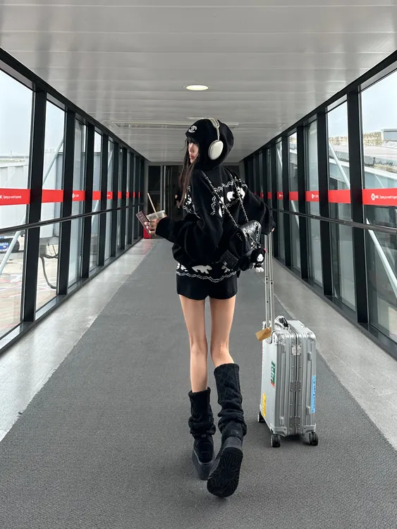 黑色费尔岛连帽毛衣女秋冬长袖显瘦针织开衫外套复古修身短裤套装