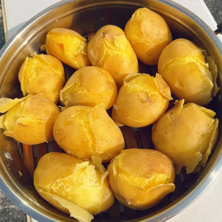 马铃薯土豆中果黑土地黑龙江尤金885土豆黄皮黄心沙糯粉