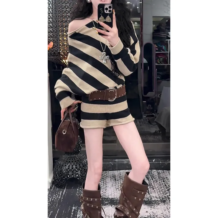 巨好看的韩系早秋ootd穿搭一整套撞色条纹斜肩毛衣短裤子两件套装