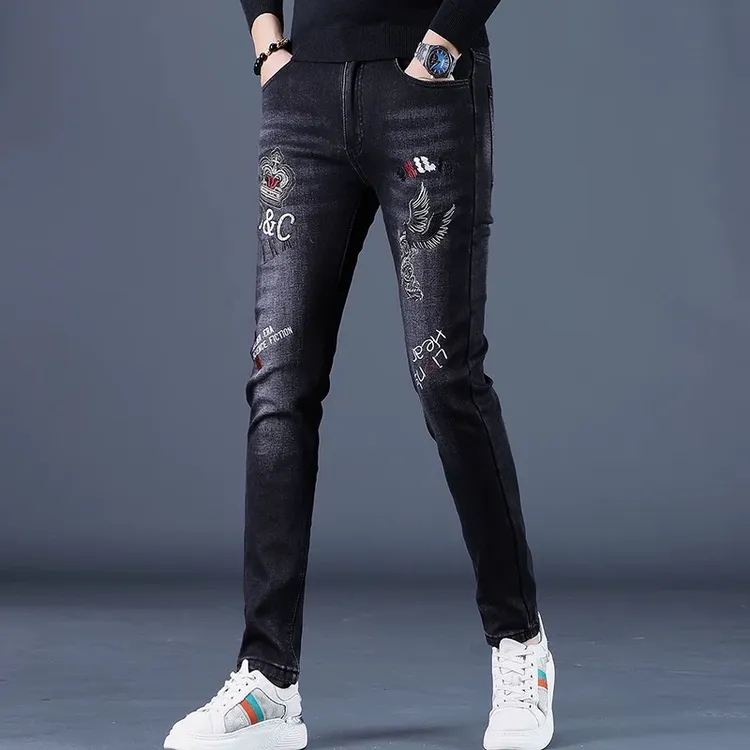 2025年新款黑色男士刺绣牛仔裤男潮流百搭小脚裤修身弹力长裤子男