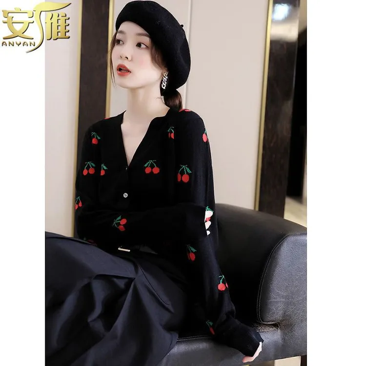 又是被种草的一件法系甜甜风精致刺绣樱桃美丽诺领针织开衫