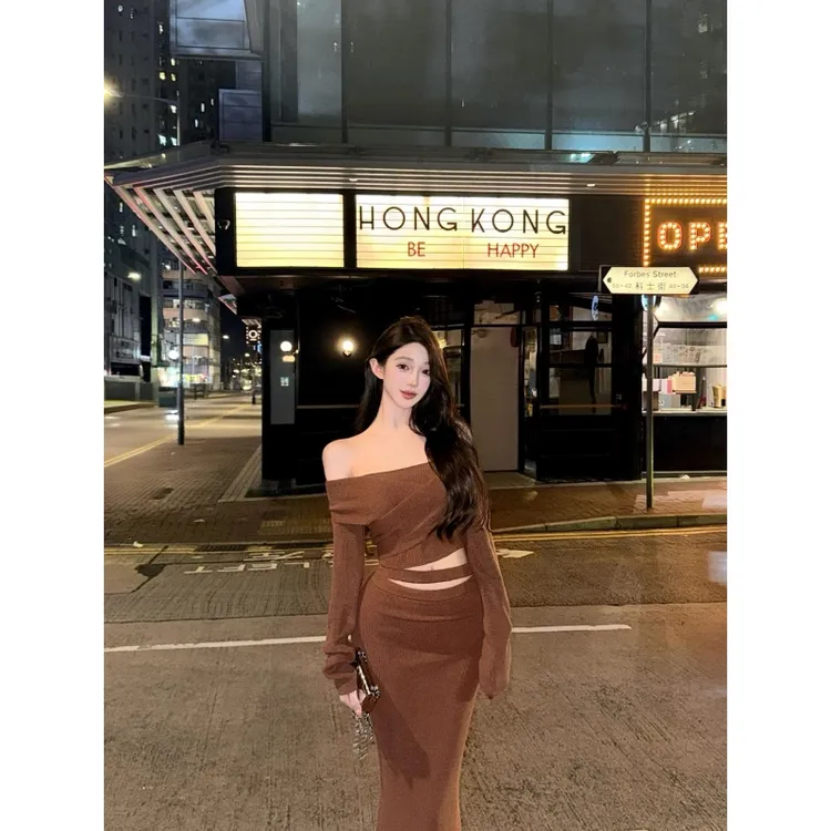 法式御姐气质一字领露肩长袖上衣女秋冬新款修身显瘦包臀半裙套装