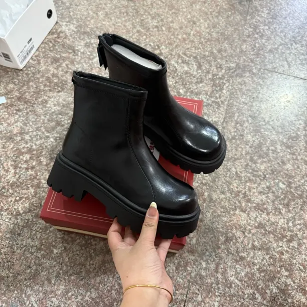 君君厚底真皮短靴跟高5厘米2852