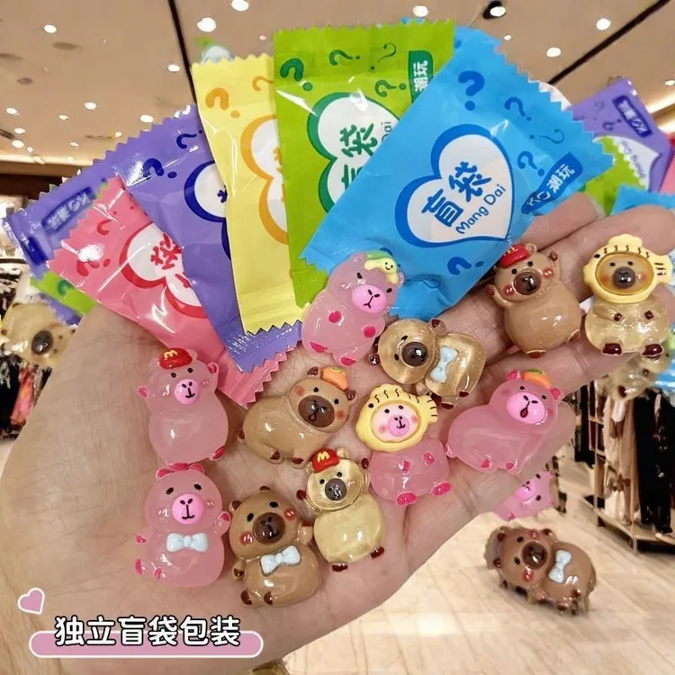 盲袋玩具新品卡皮巴拉可爱发光夜光卡通饰品小配件树脂新品