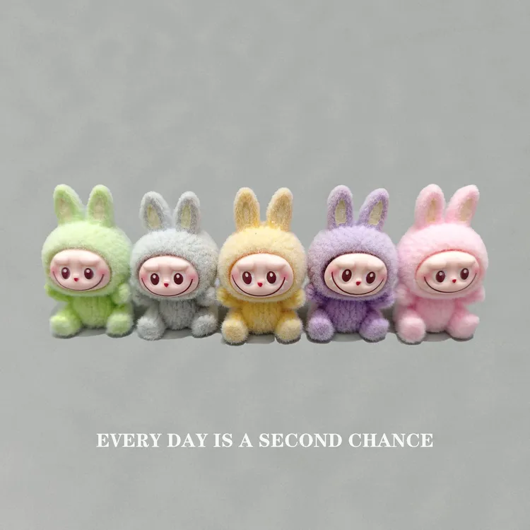 新款坐姿拉bubu植绒搪胶公仔办公桌立体摆件工位电脑桌面装饰摆件