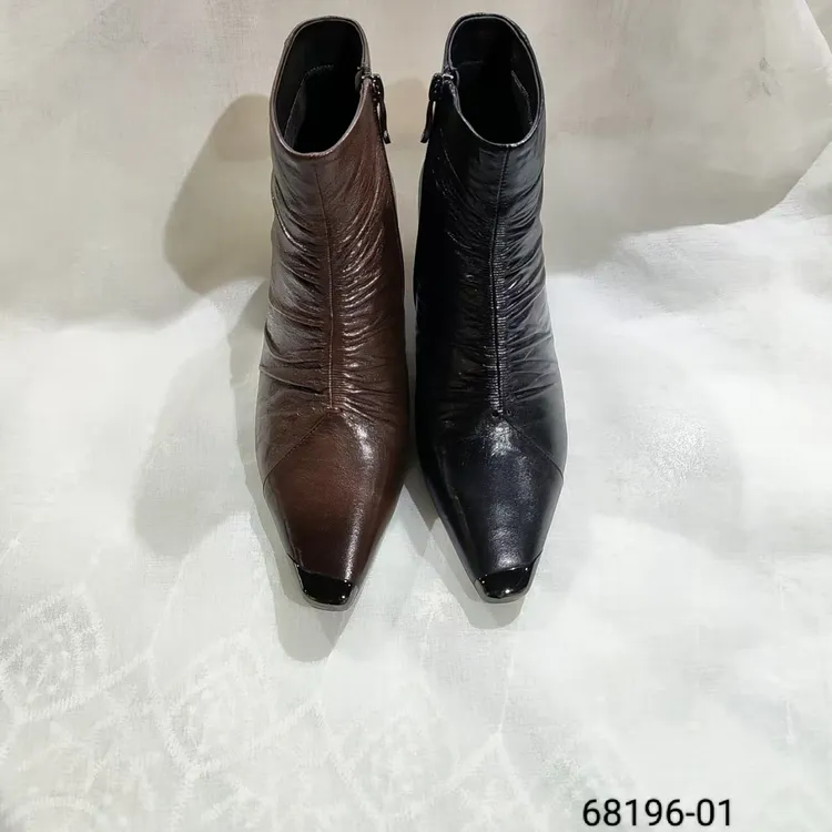 秋冬季时尚百搭褶皱女士尖头金属粗跟小跟短靴