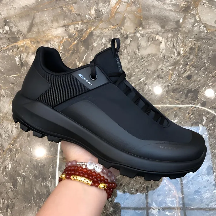 男士新款时尚户外休闲鞋黑色百搭厚底轻便舒适防滑徒步潮流运动鞋