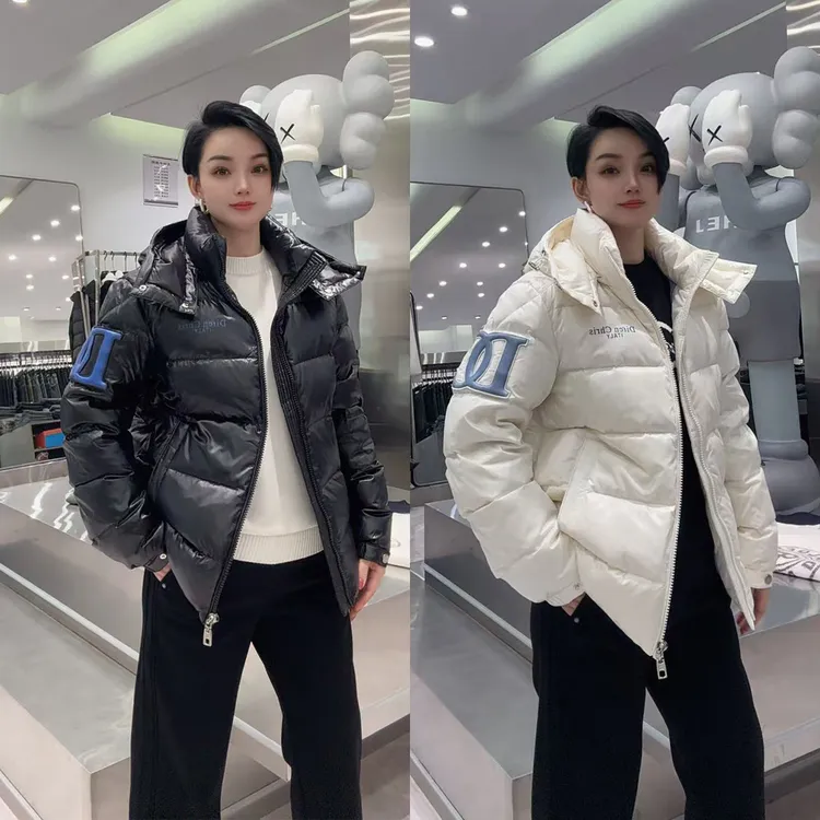 【华尔街名品】2025冬季新款保暖连帽亮面刺绣休闲羽绒服加厚-1050