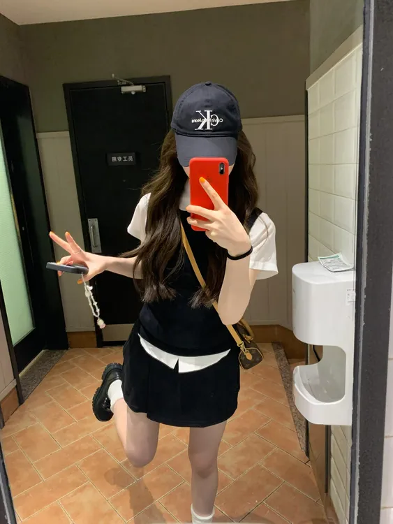 【藏肉BUG】时尚气质休闲白色T恤上衣黑色马甲短款半裙两件套装女
