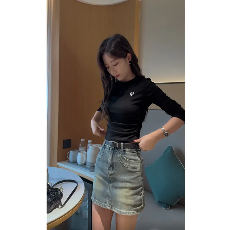 长袖刺绣短款t桖女秋季2025新款百搭打底内搭上衣+高腰牛仔裙子