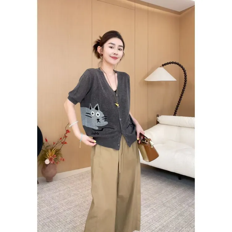 玖了个玖 2025夏新款逗趣猫咪清凉薄款减龄针织短袖上衣2507C3894