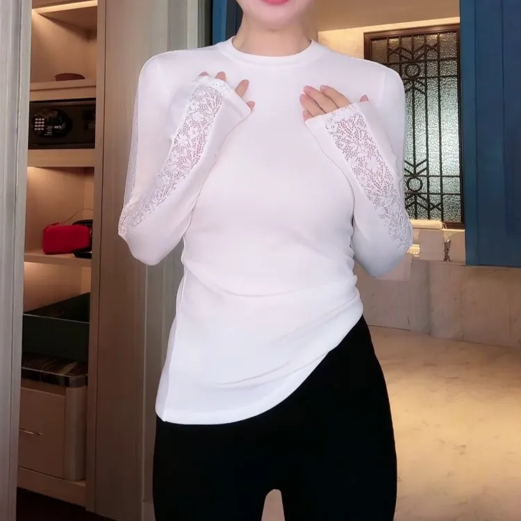 法式时尚洋气蕾丝拼接长袖打底衫女秋冬新款性感修身舒适内搭T恤