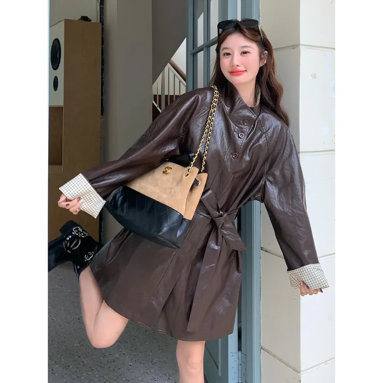 咖色中长款系带收腰立领pu皮风衣女2025春秋复古格子拼接皮衣外套