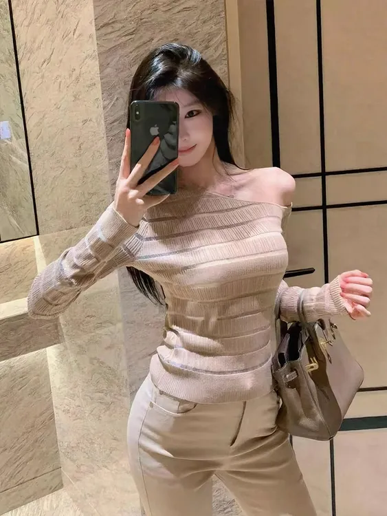 高级感穿搭甜辣风设计感斜肩露肩条纹毛衣女早秋气质修身显瘦上衣