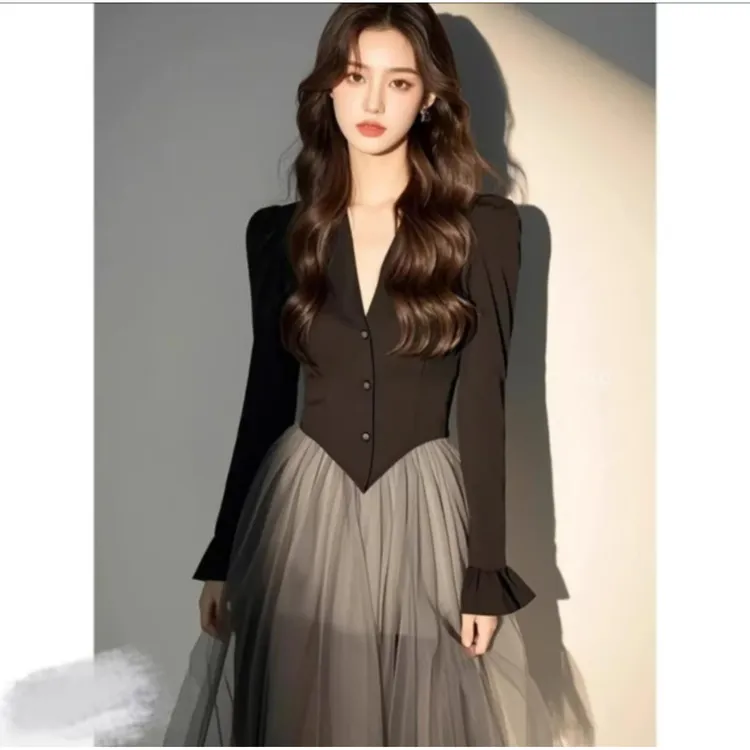 连衣裙2025春季新款女高级感气质V领拼接网纱收腰显瘦中长款裙子