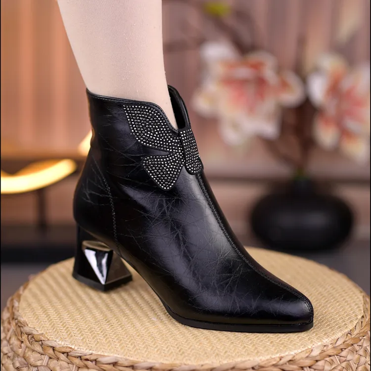 2025新款秋冬马丁靴女尖头女士皮鞋中跟复古休闲短靴加绒舒适保暖