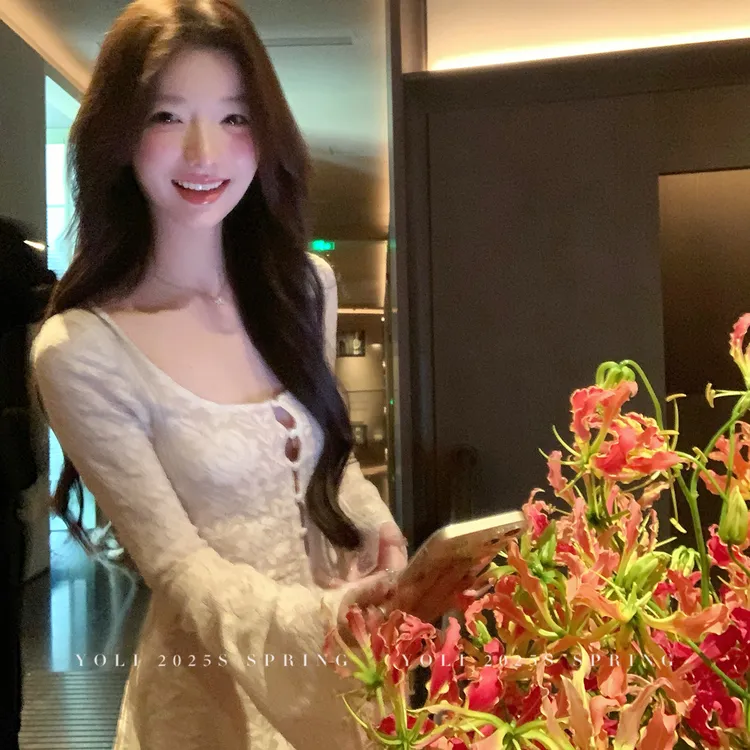YOLI 张宥利"迷失巴黎"奶杏色镂空喇叭长袖连衣裙女修身收腰短裙