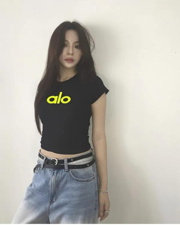 aIo发泡糖果水晶字母短款修身上衣2025夏新款美式简约风百搭T恤女