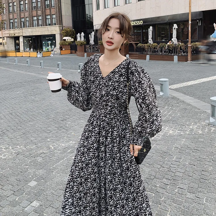 茶歇法式v领碎花连衣裙女春秋2025年新款高级感气质收腰显瘦长裙