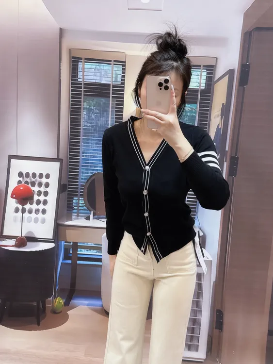 2025春季新款V领拼色条纹学院风针织开衫女修身减龄毛衣外套