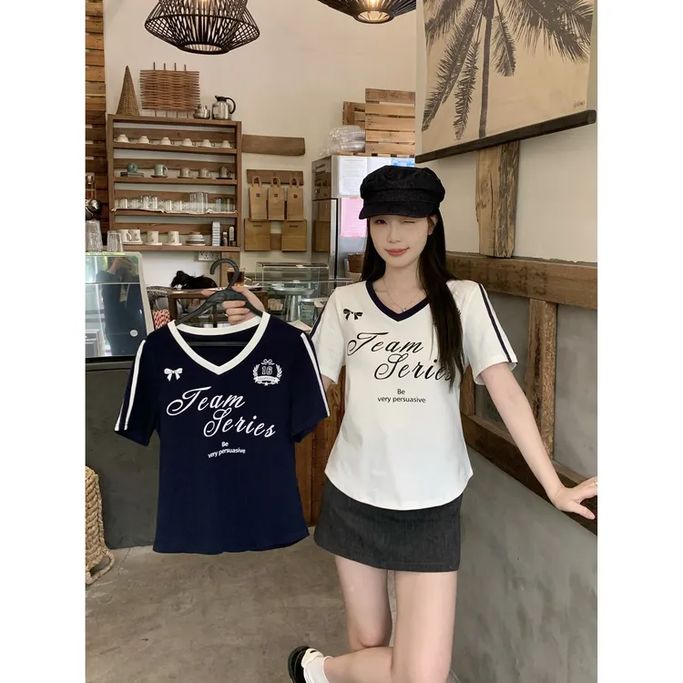 长大码女装夏季胖mm美式辣妹V领T恤字母印花撞色收腰上衣女64001