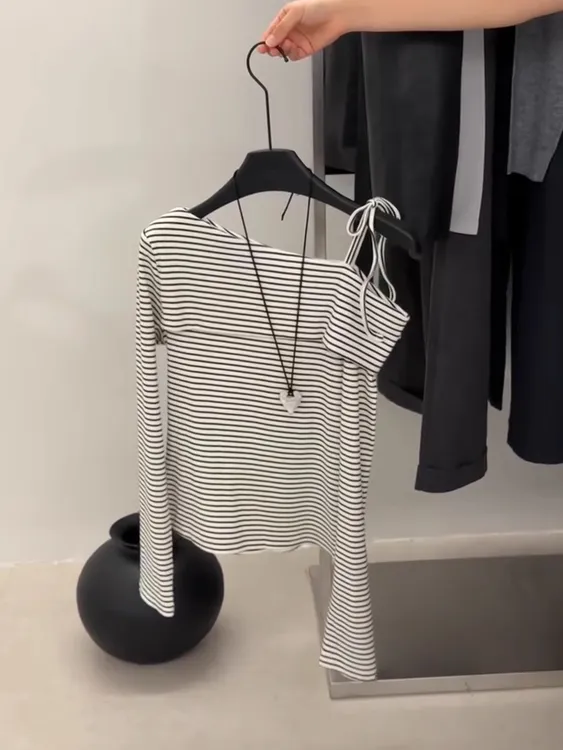 撞色条纹斜肩绑带设计感长袖t恤女早秋款修身显瘦打底衫气质上衣