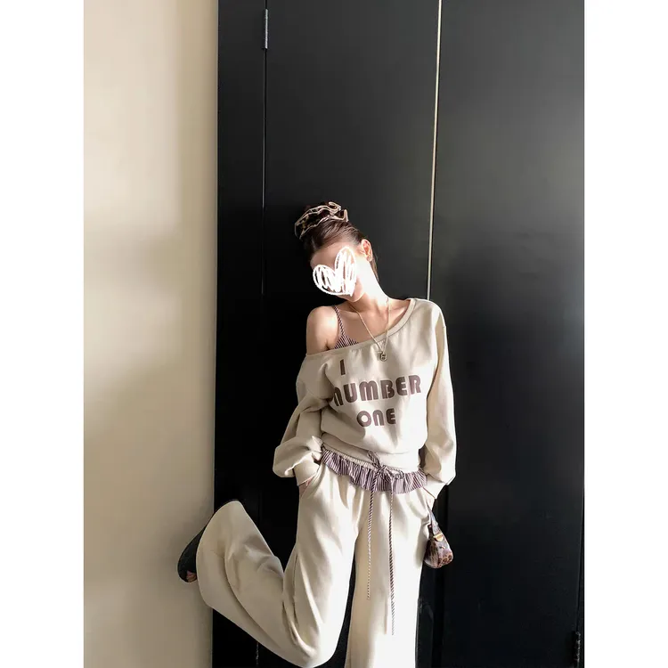 焦糖布朗尼 浅卡其撞色斜肩字母卫衣芭蕾休闲长裤秋季时尚套装