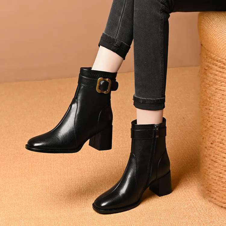方头粗跟短靴女2025秋冬新款加绒保暖百搭皮带扣瘦瘦靴高跟时装靴