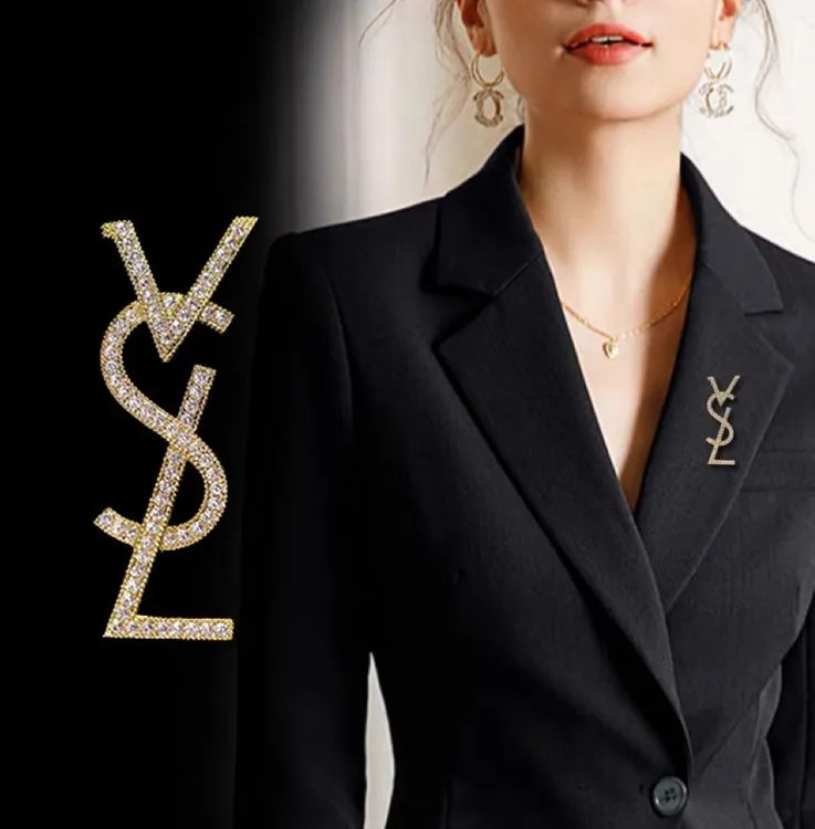 铜合金胸针 精致高端字母胸针轻奢时尚气质百搭别针大衣西装别针