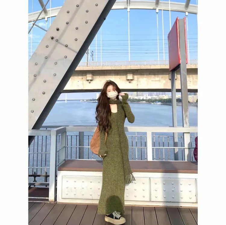2025秋冬季新款双色围巾连衣裙女慵懒风修身显瘦中长款A字裙#8160