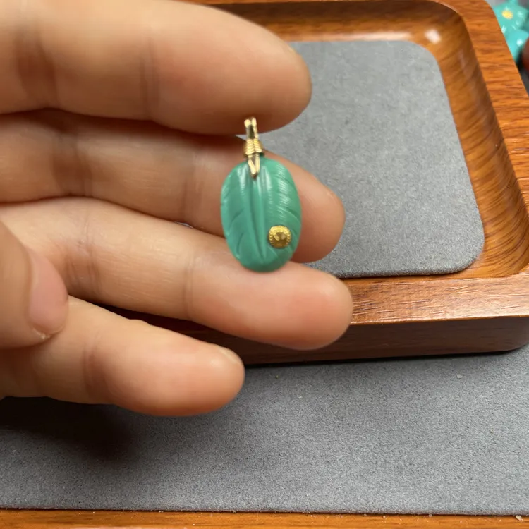 18K镶嵌松石羽毛小吊坠