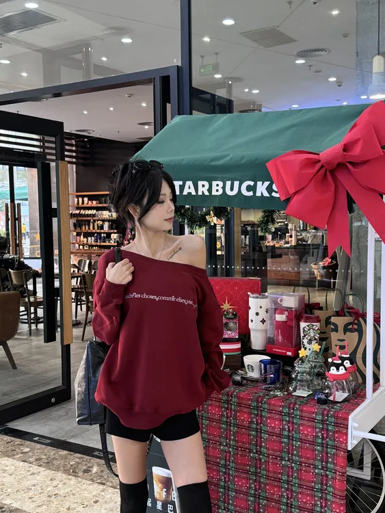 AROU【圣诞特定款】闪钻一字斜肩美式慵懒风卫衣女休闲套头长袖上衣